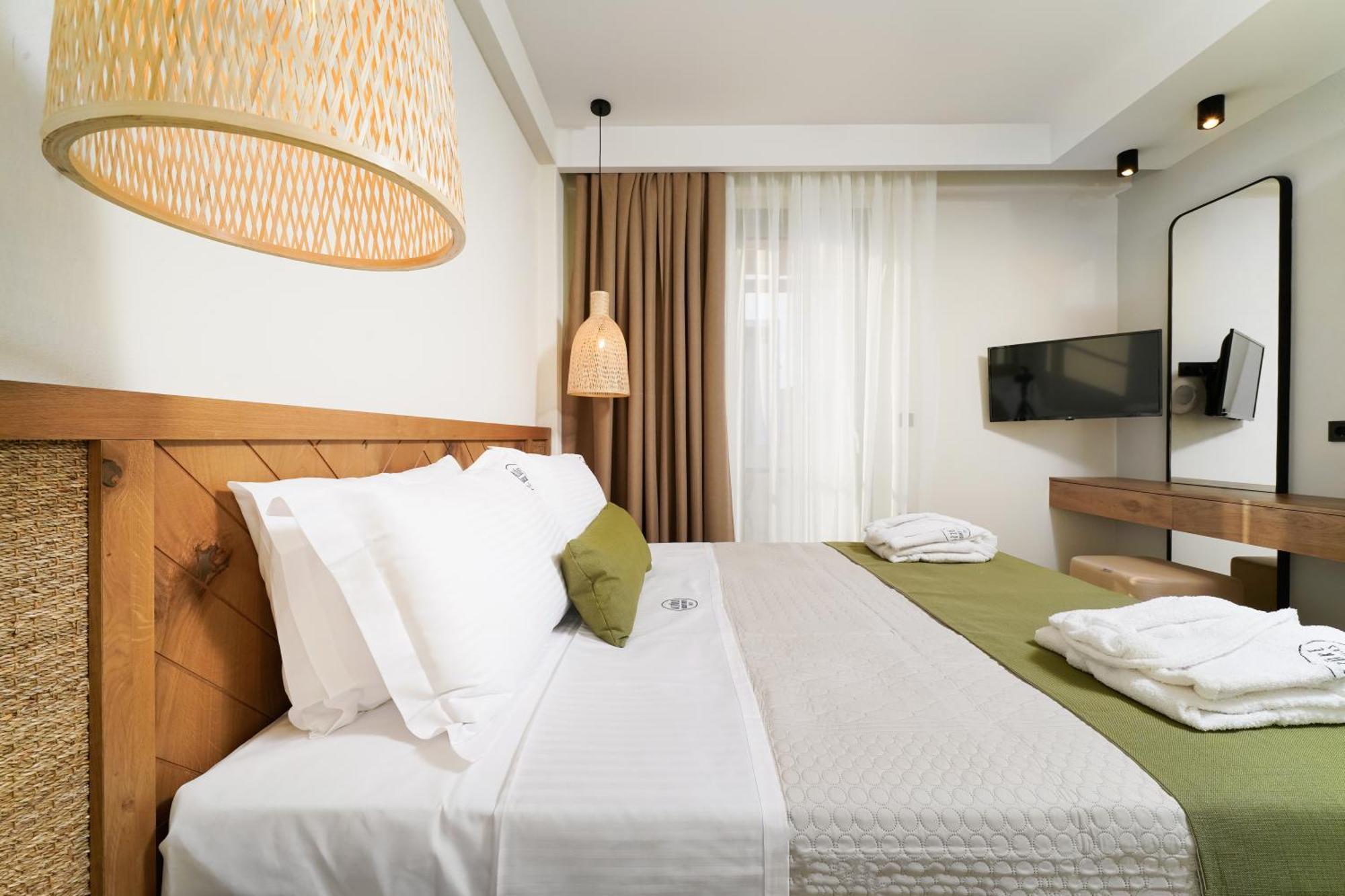 Azzure Luxury Suites Потос Екстериор снимка